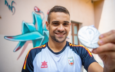 Òscar Salguero amb la medalla de plata dels Jocs Paralímpics de Tokyo | Roger Benet